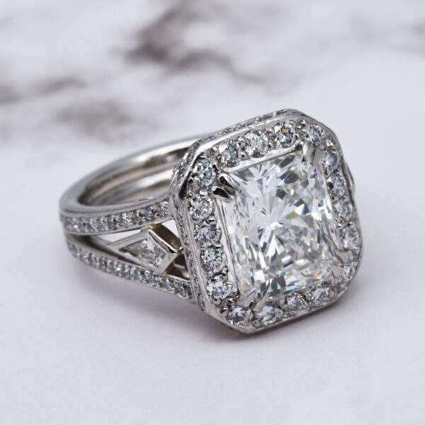 Spectacular 4.01 Ct Radiant Diamond Engagement Ring - Image 6